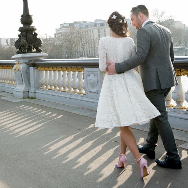 Tour Eiffel teinté en rose et collier